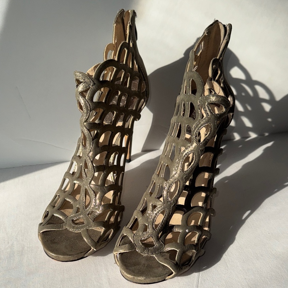 Vince Camuto Olive Gold Metallic Cutout Leather Caged Heels Size 9